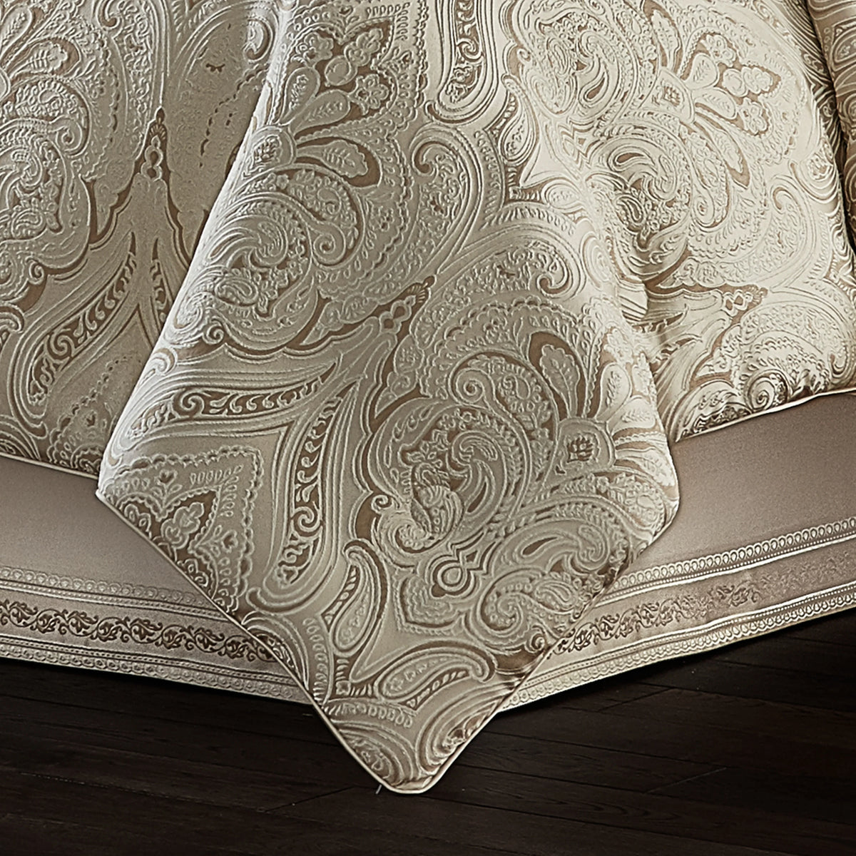 J. Queen New York  Trinity Comforter Set King