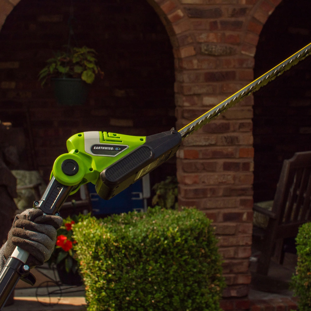 Earthwise LPHT12022 20" Cordless Electric 20 Volt Pole Hedge Trimmer (2Ah Battery and Charger Include)